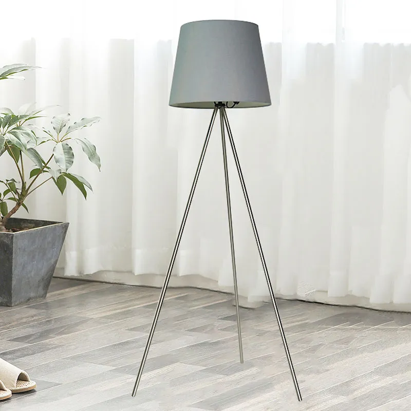 Apa kaluwihan lampu lantai tripod?