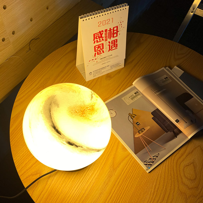 Kepiye milih lampu wengi sing cocog kanggo nggawe kamar turu kaya impen wengi midsummer?